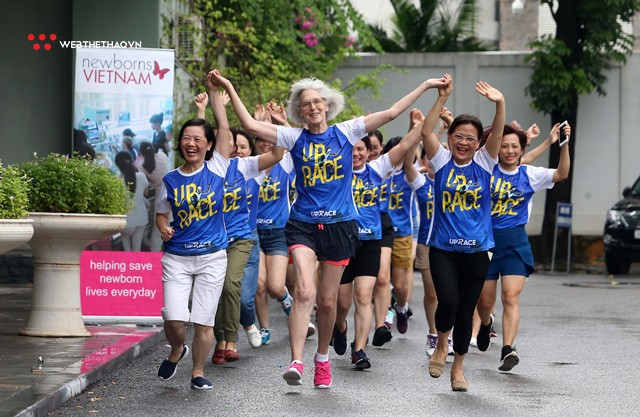 Bác sĩ viện Nhi Trung ương đội mưa chạy bộ ủng hộ sự kiện UpRace - Ảnh 6.