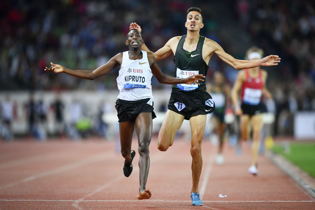 Rơi mất một giày, VĐV Kenya chạy chấm phẩy vẫn vô địch 3000m vượt CNV - Ảnh 1.