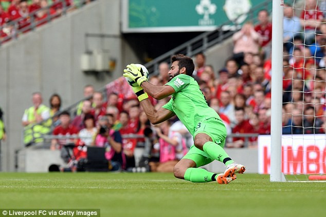 Hai dấu ấn tích cực từ màn ra mắt của thủ môn đắt nhất thế giới Alisson với Liverpool - Ảnh 4.