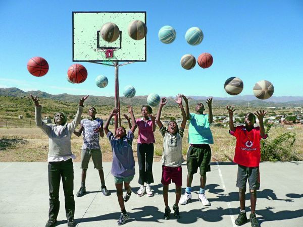 Với trẻ em Châu Phi, truyền cảm hứng qua bóng rổ vô cùng quan trọng - Ảnh 4.