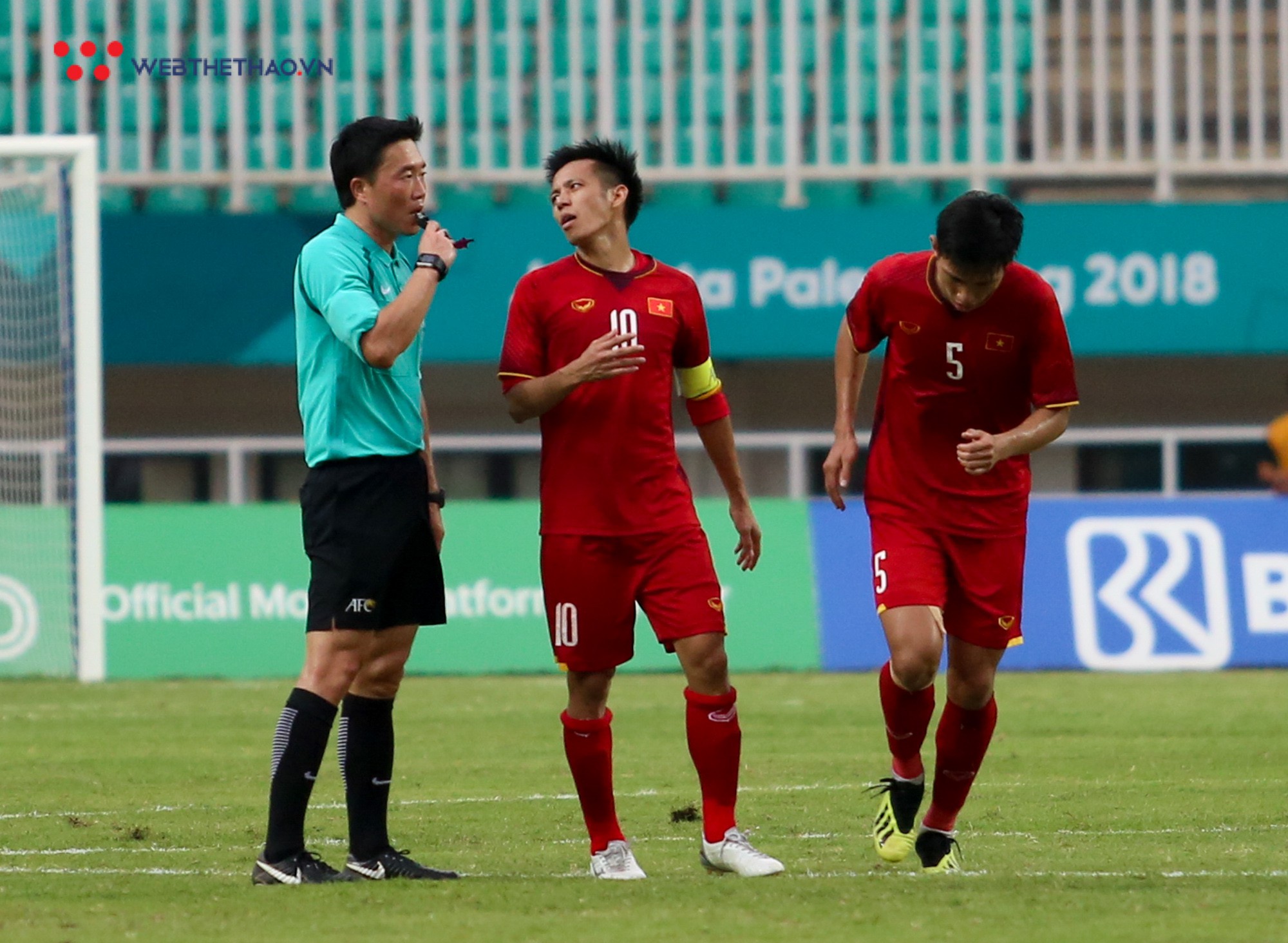 HLV Park Hang Seo bất mãn với Olympic UAE vì câu giờ chờ đá penalty - Ảnh 6.