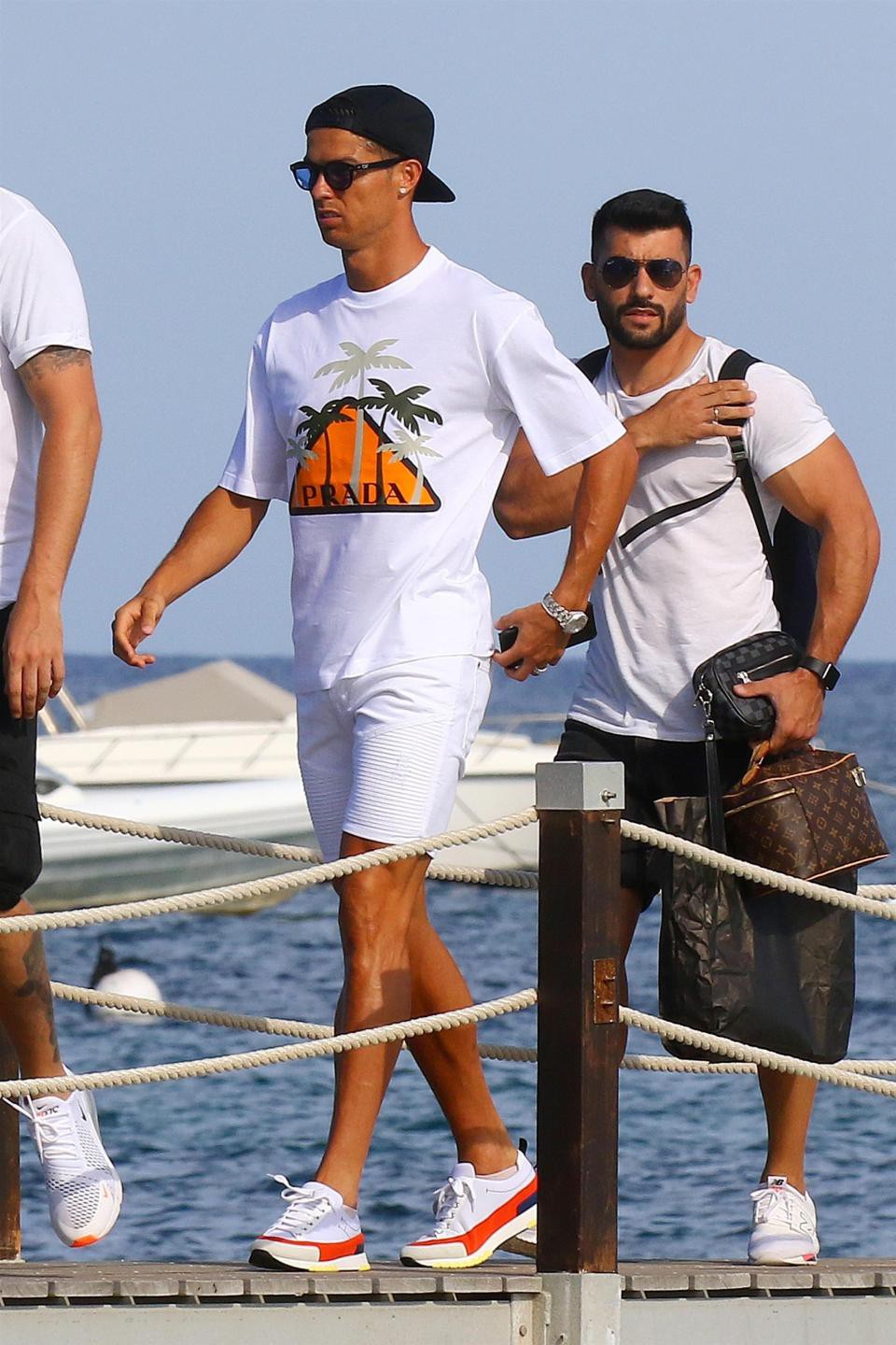 Ronaldo đi nghỉ cùng người tình ở St Tropez - Ảnh 1.