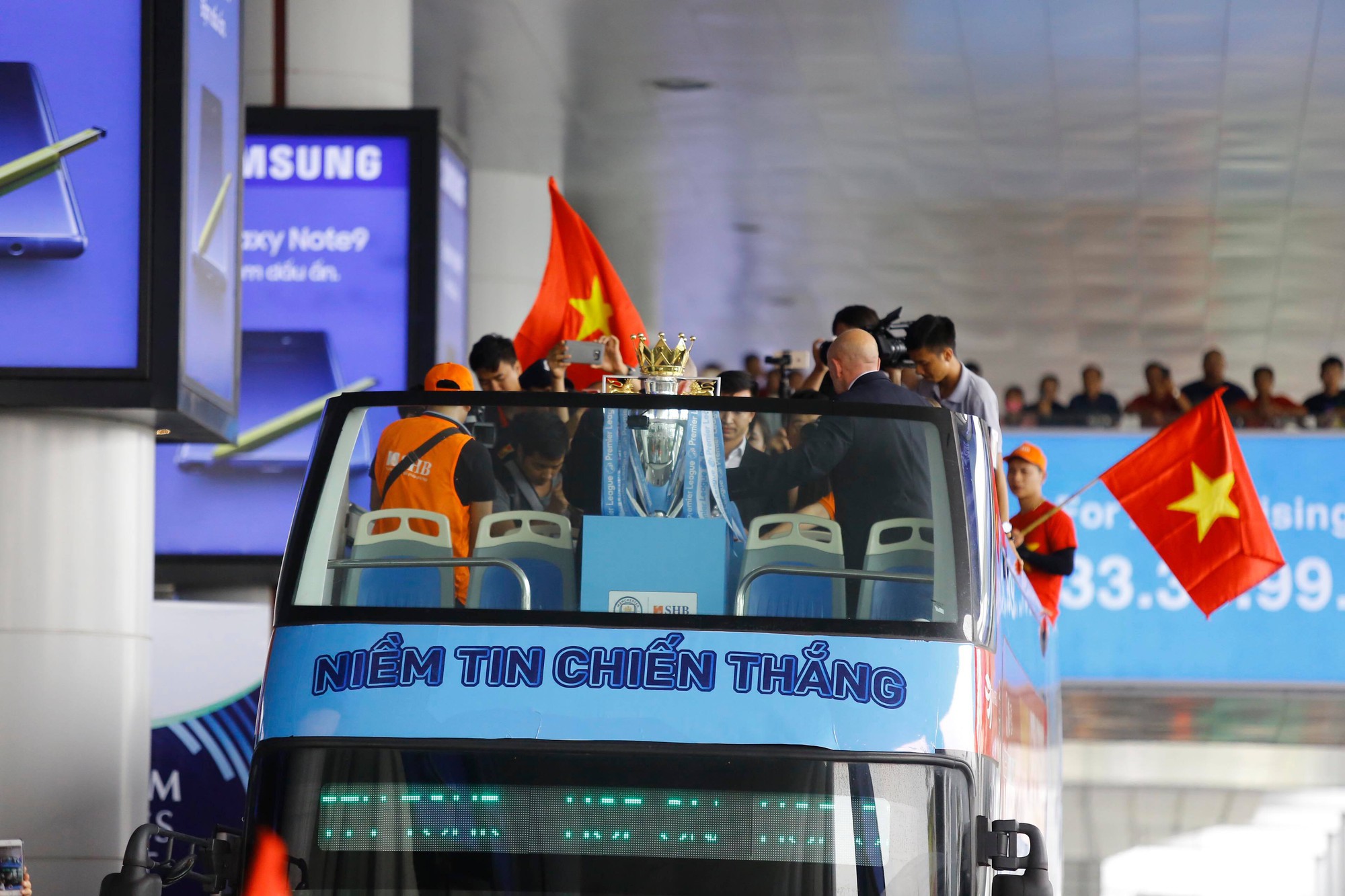Cúp bạc Premier League được bảo vệ cẩn mật khi đến Việt Nam - Ảnh 3.