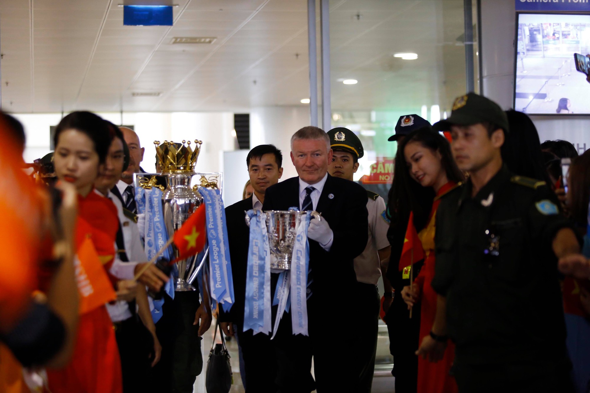 Cúp bạc Premier League được bảo vệ cẩn mật khi đến Việt Nam - Ảnh 1.