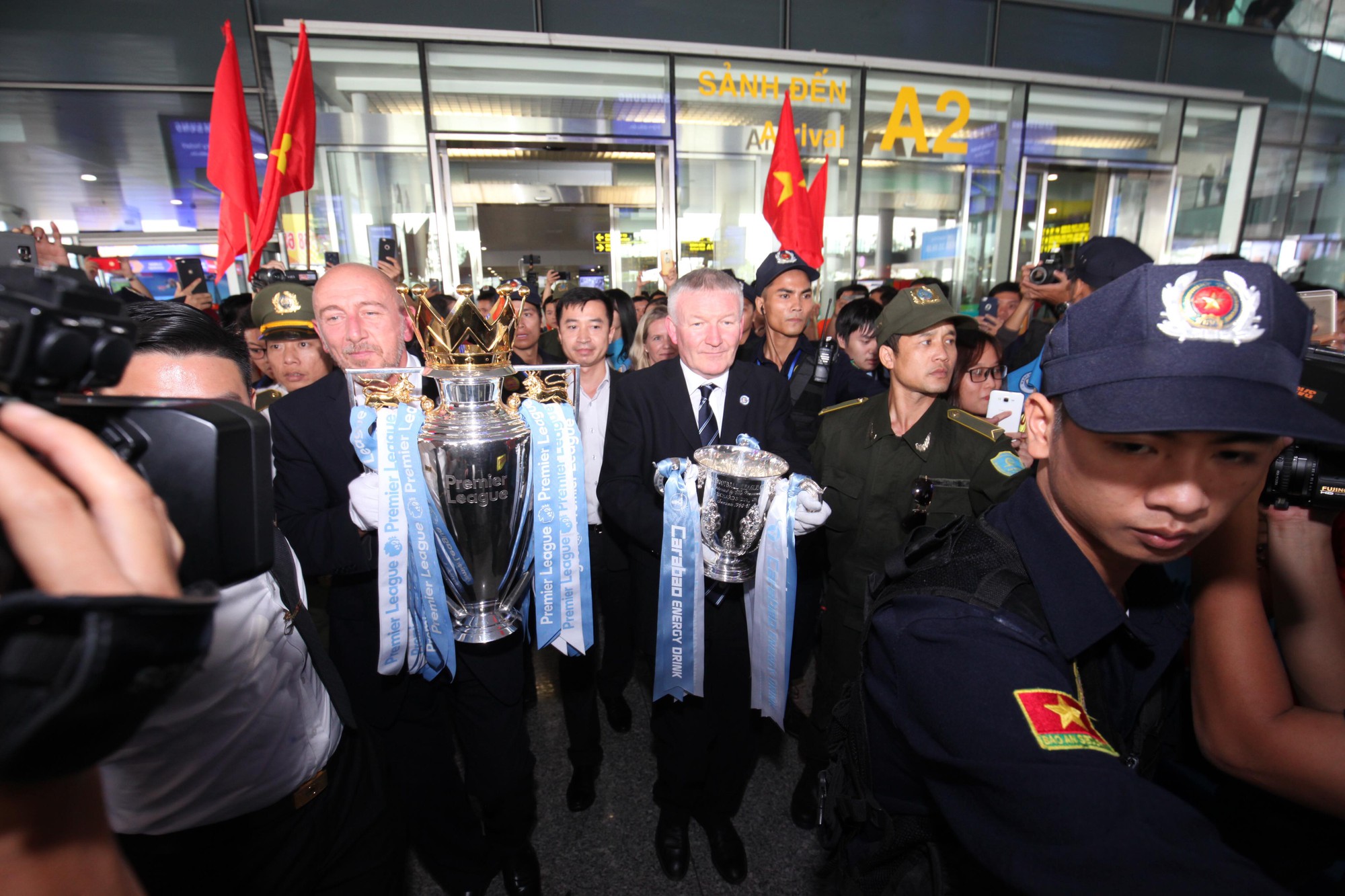 Cúp bạc Premier League được bảo vệ cẩn mật khi đến Việt Nam - Ảnh 2.