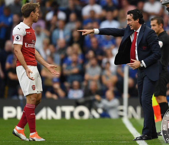 Hậu vệ Arsenal tiết lộ sự khác biệt giữa hai HLV Unai Emery và Arsene Wenger - Ảnh 3.