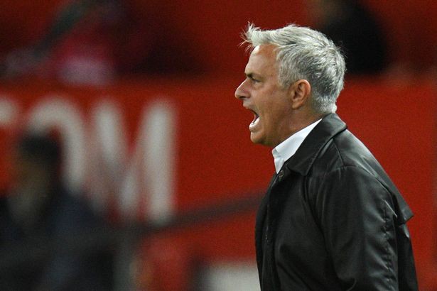 CĐV M.U đang ngả về phe nào trong cuộc nội chiến 2 mùa giữa Pogba và Mourinho? - Ảnh 4.