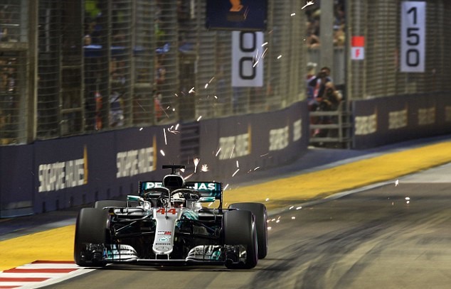 Đua phân hạng Singapore GP 2018: Hamilton khiến Ferrari lo sốt vó - Ảnh 4.