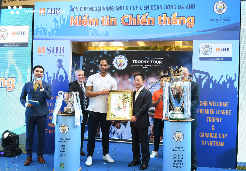 Quang Hải hạnh phúc khi được tặng áo đấu Man City có chữ ký ngôi sao tuyển Đức - Ảnh 3.