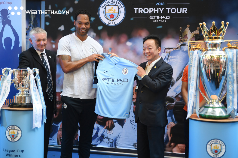 Quang Hải hạnh phúc khi được tặng áo đấu Man City có chữ ký ngôi sao tuyển Đức - Ảnh 4.