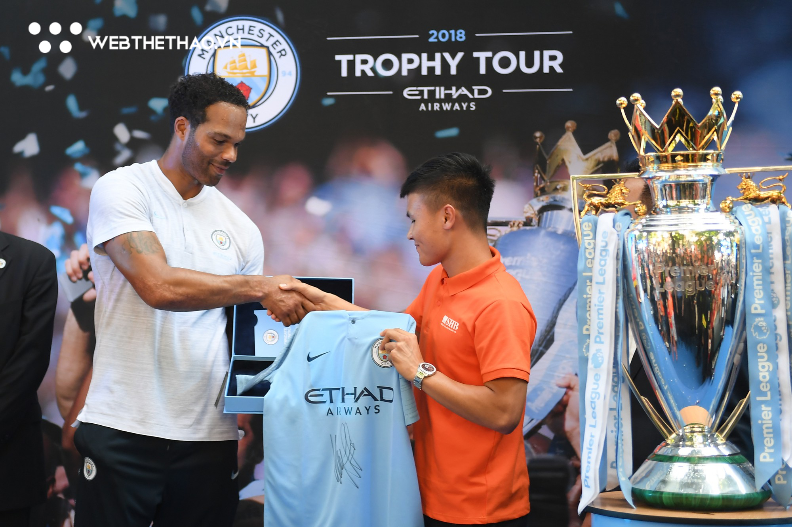 Quang Hải hạnh phúc khi được tặng áo đấu Man City có chữ ký ngôi sao tuyển Đức - Ảnh 5.