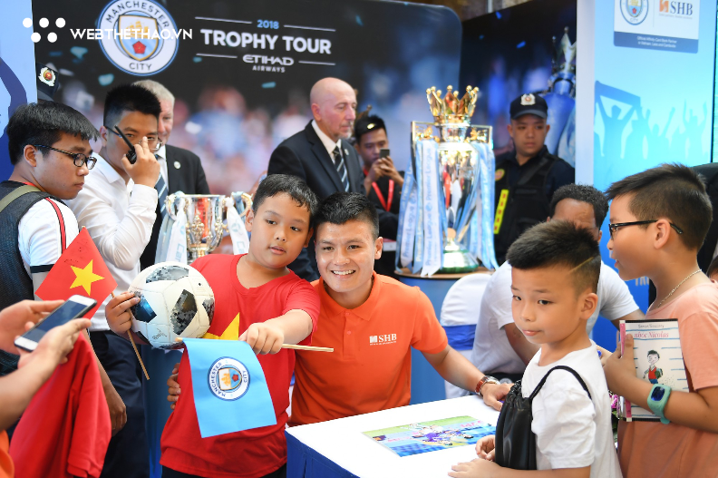 Quang Hải hạnh phúc khi được tặng áo đấu Man City có chữ ký ngôi sao tuyển Đức - Ảnh 6.