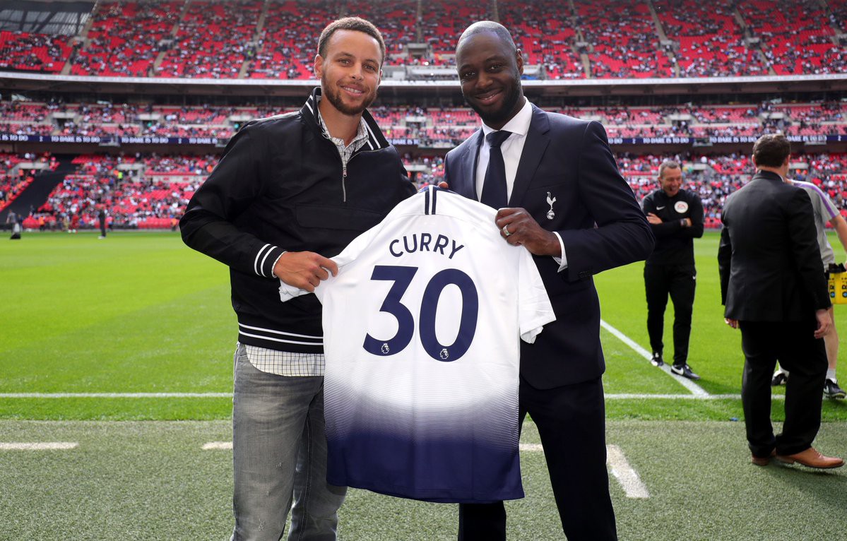 Tottenham Hotspur công nhận Stephen Curry là thành viên danh dự, đối đầu với LeBron James - Ảnh 1.