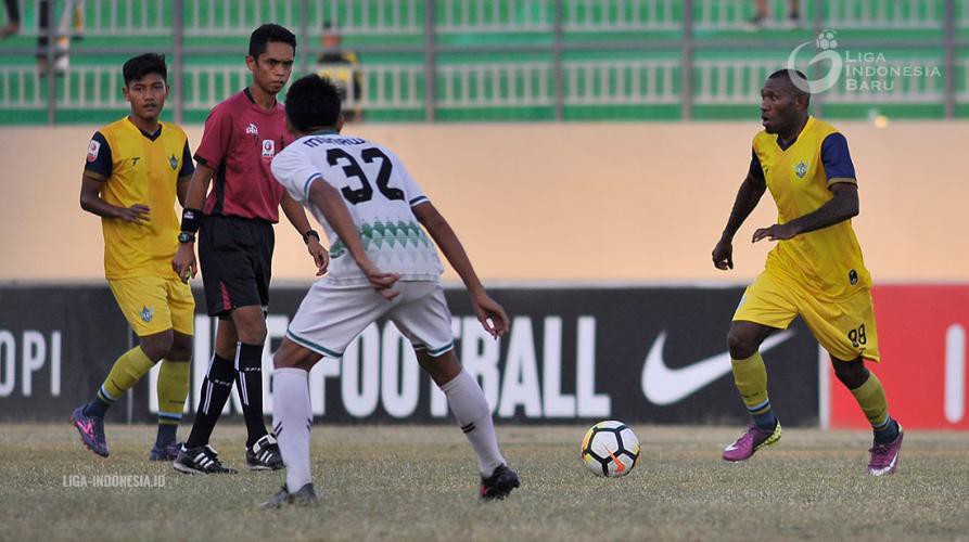Trọng tài giải Liga 2 của Indonesia bị đuổi đánh như hạng Nhất ở Việt Nam - Ảnh 1.