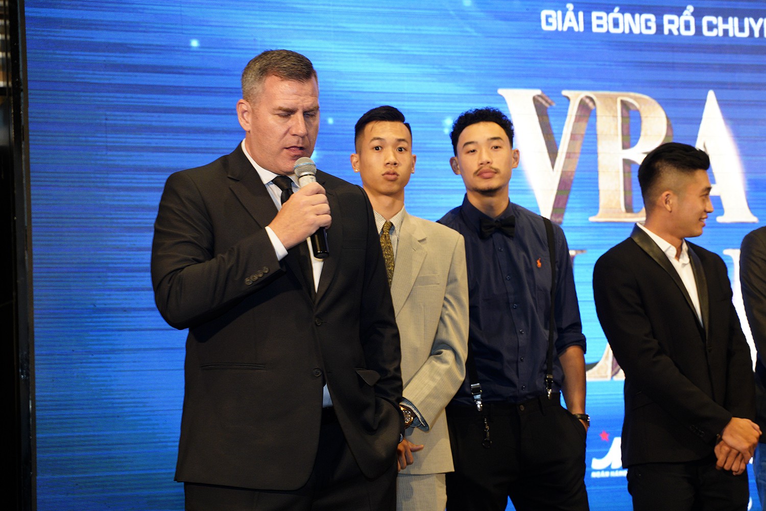 Bất ngờ chuyện HLV Kevin Yurkus cám ơn kình địch Thang Long Warriors khi Cantho Catfish được vinh danh tại VBA Awards 2018 - Ảnh 2.