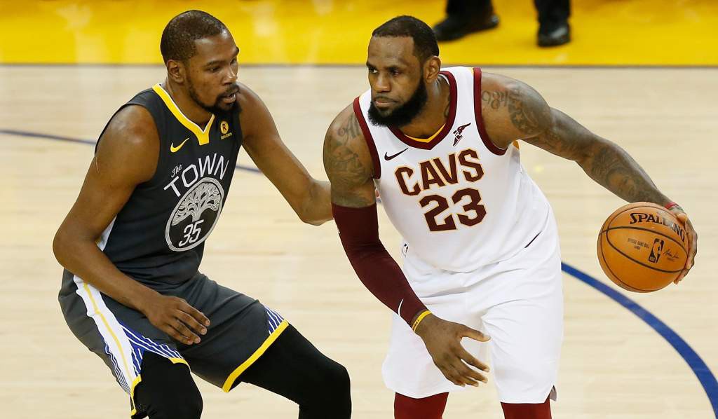 Choáng ngợp trước tỷ lệ đối đầu giữa LeBron James và Kevin Durant: Ai bán hành cho ai? - Ảnh 1.