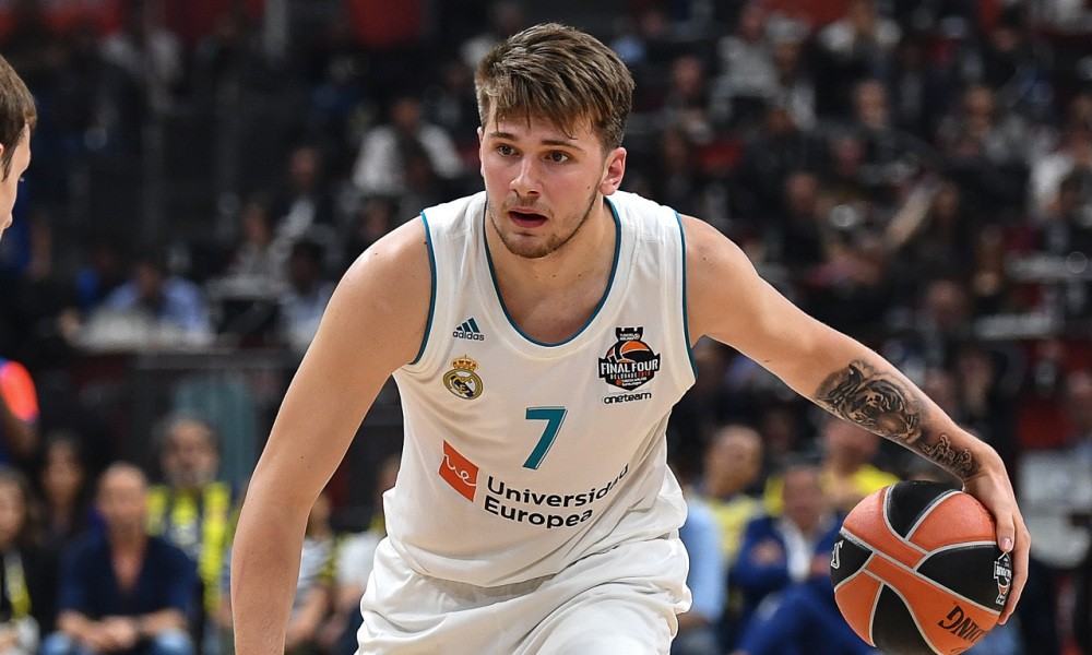 Chưa đánh trận nào tại NBA, tân binh Luka Doncic đã quẩy banh sân phủi ở Dallas Mavericks - Ảnh 2.