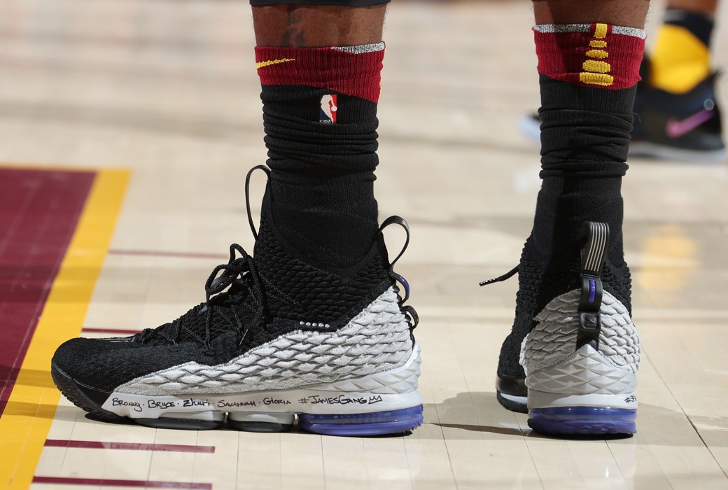Giày của đức vua: Nhìn lại 15 mẫu Nike LeBron 15 đỉnh nhất mùa giải 2017-18 - Ảnh 7.