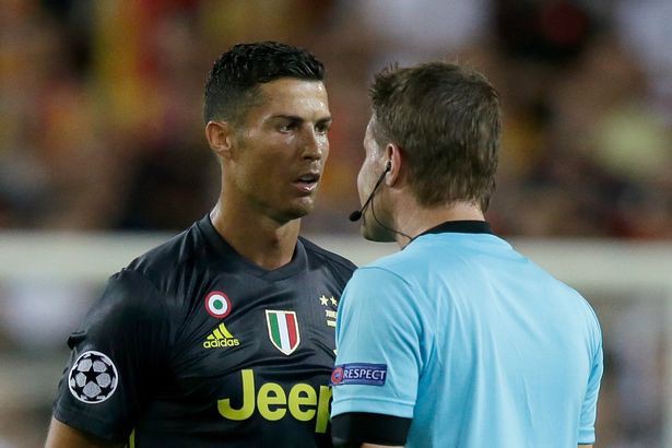 Trọng tài nói gì khi đuổi Ronaldo và CR7 có lỡ cuộc chạm trán với Man Utd? - Ảnh 4.