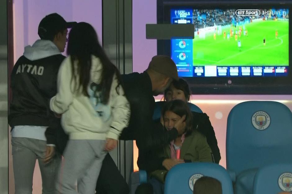 Con gái Pep Guadiola khóc nức nở khi chứng kiến đội bóng của bố thua thảm  - Ảnh 2.