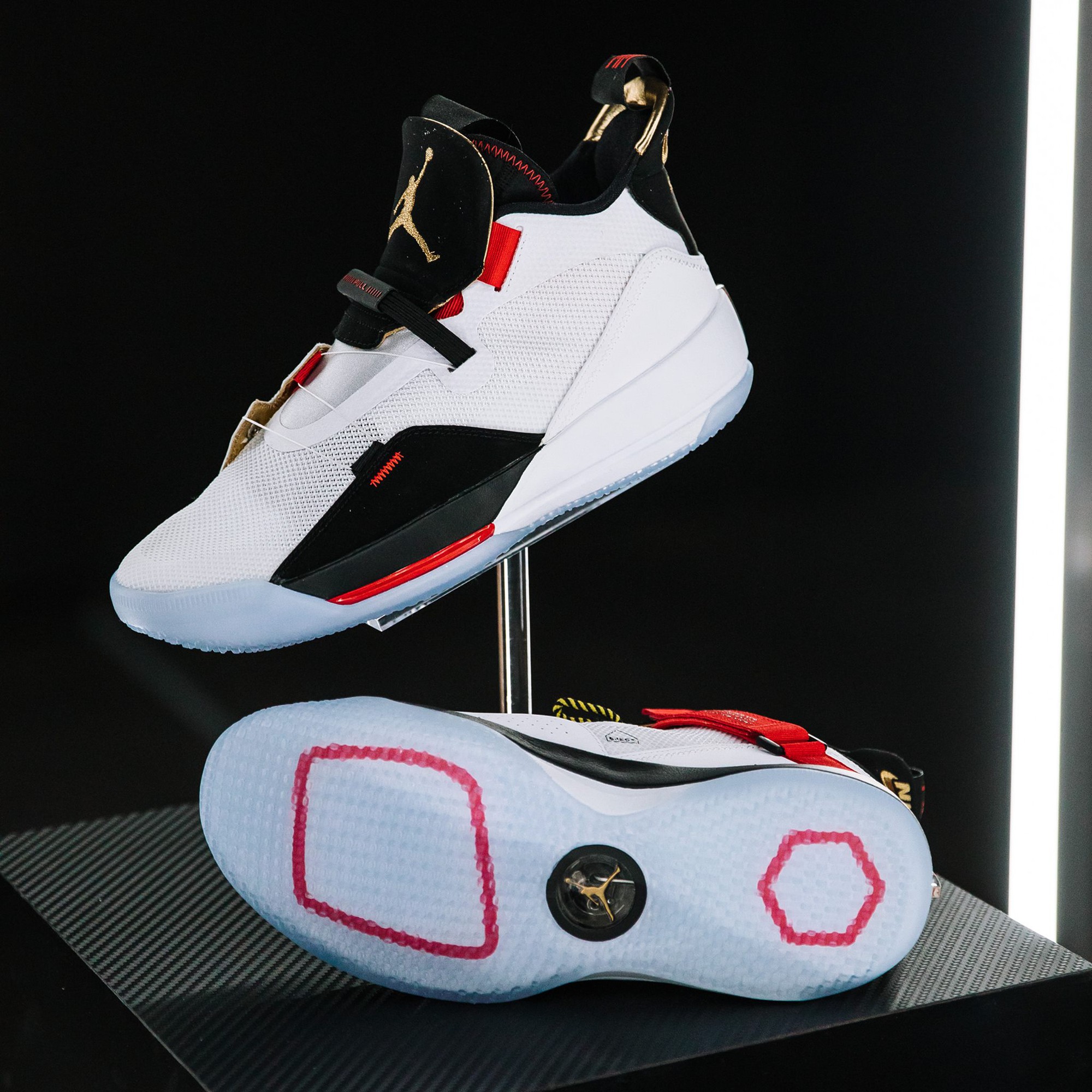 Đây là Air Jordan 33, mẫu giày bóng rổ độc nhất, chưa từng thấy từ trước đến nay