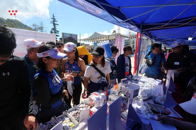 Chùm ảnh: Hàng ngàn runner đổ về khu vực Expo của Vietnam Mountain Marathon 2018 - Ảnh 15.