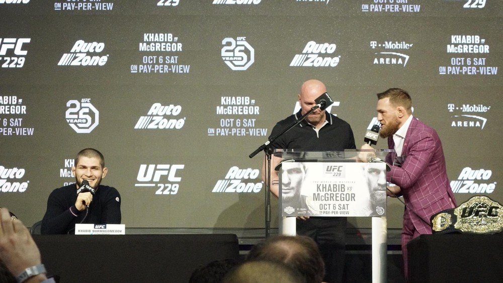 Tổng hợp từ A đến Z những màn Conor dọa giết Khabib trong buổi họp báo UFC 229 - Ảnh 3.