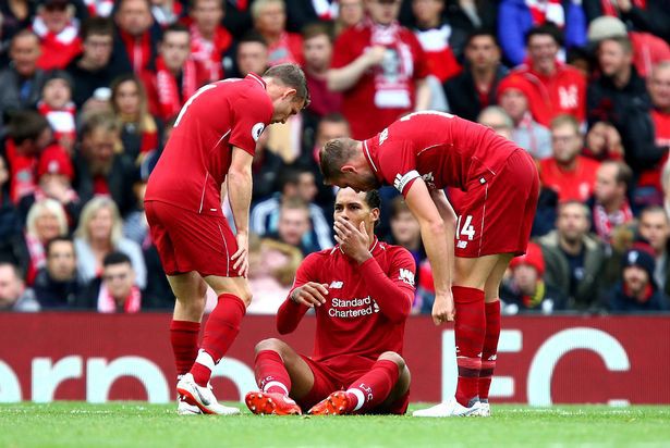 Liverpool hồi hộp chờ tin chấn thương của Van Dijk giữa lúc “nước sôi lửa bỏng” - Ảnh 1.