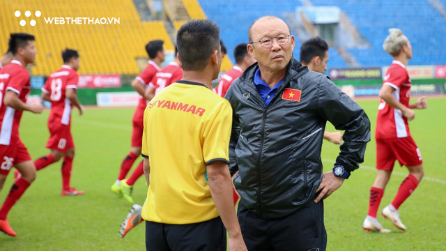 HLV Park Hang Seo trở lại Việt Nam để chuẩn bị săn vàng AFF Cup 2018 - Ảnh 1.