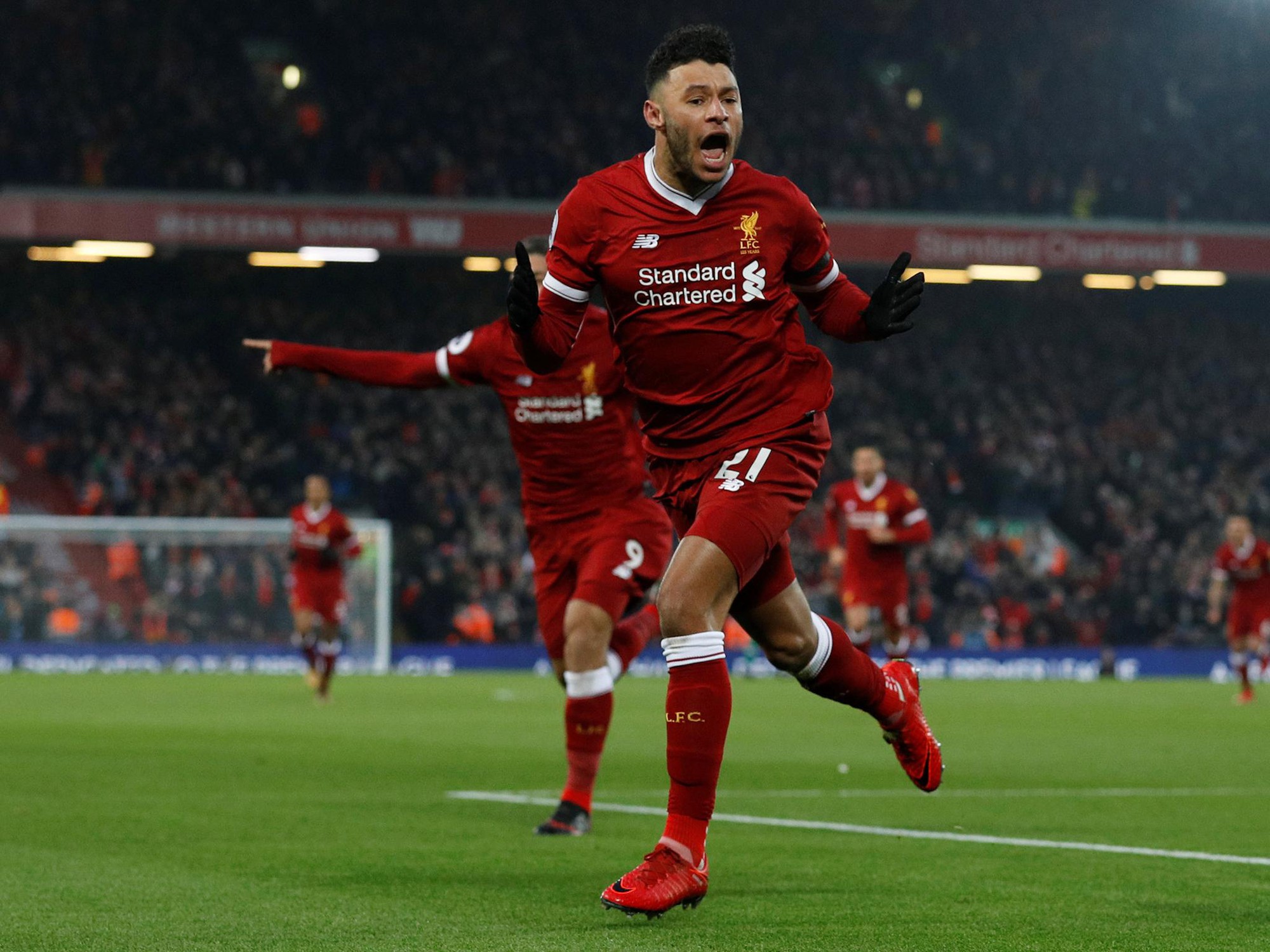 Liverpool đang bay cao nhưng lại hở sau lưng  - Ảnh 3.