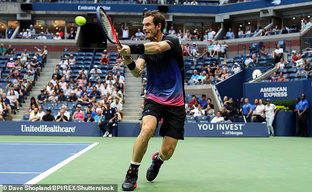 Cười ra nước mắt khi Andy Murray luống cuống làm rơi vỡ kỷ niệm chương ở Trung Quốc - Ảnh 1.