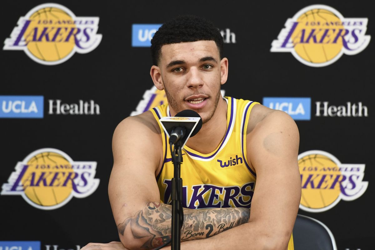 Với Lonzo Ball, được ngồi xem phim với Rajon Rondo là điều tuyệt vời nhất - Ảnh 1.