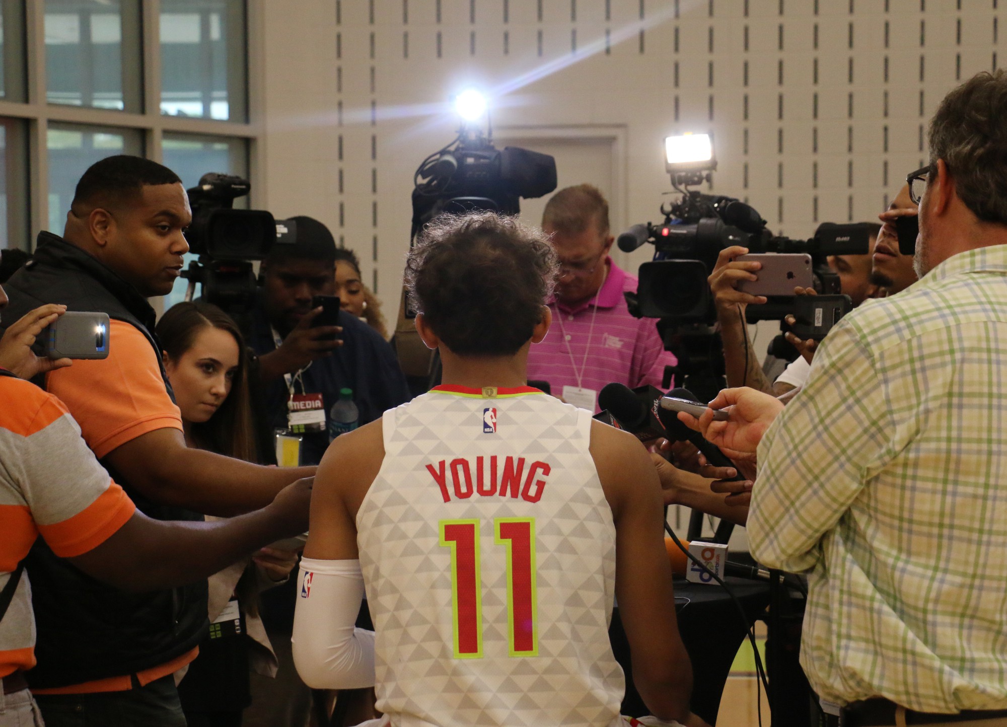 Bộ ảnh NBA Media Day: Người cũ, đội mới và một mùa giải NBA đầy hấp dẫn - Ảnh 1.