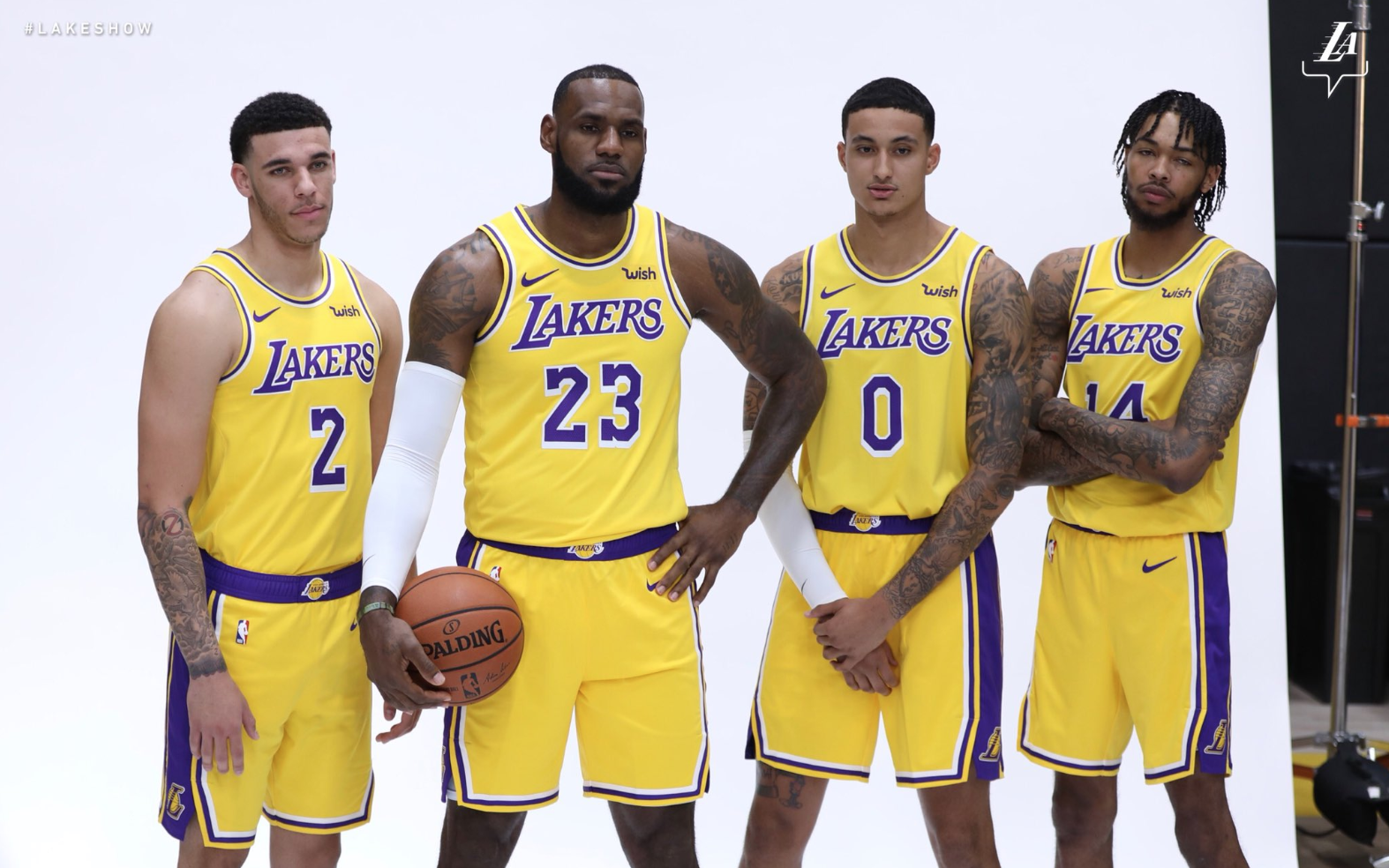 LeBron James chia sẻ về tương lai của Los Angeles Lakers: Chúng tôi còn cách Warriors rất xa - Ảnh 2.