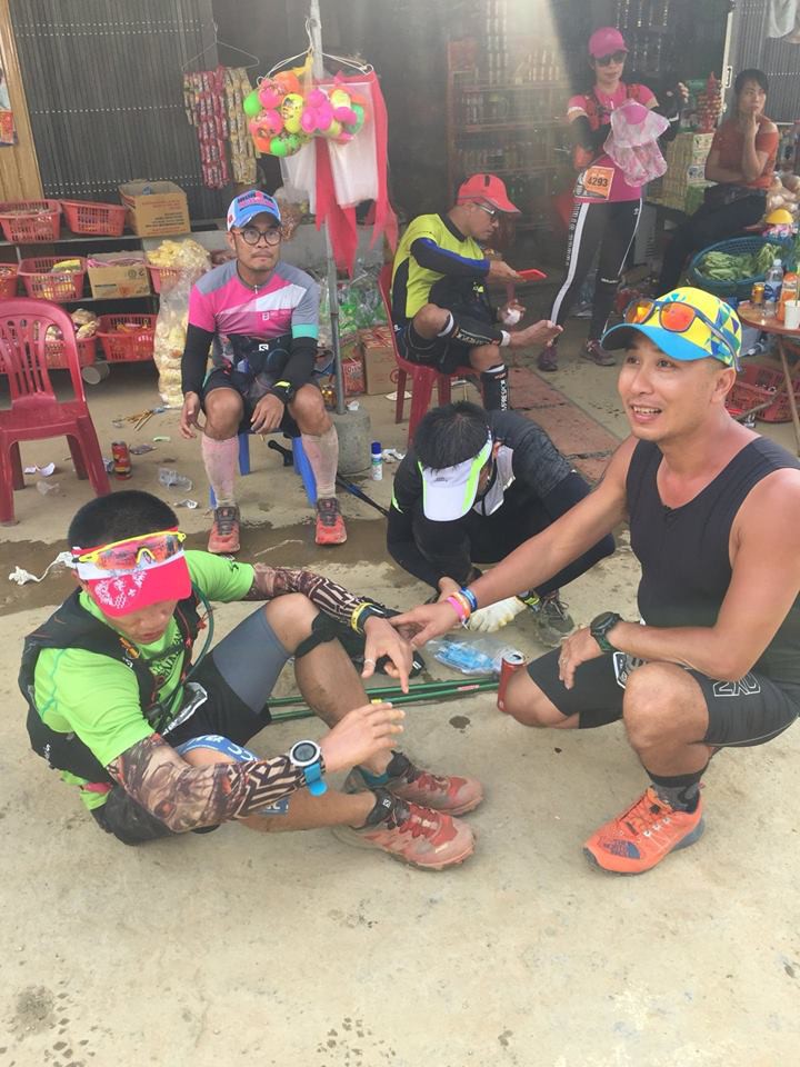 24 tiếng trải nghiệm sống sót 100km vượt núi rừng tại Vietnam Mountain Marathon 2018  - Ảnh 42.