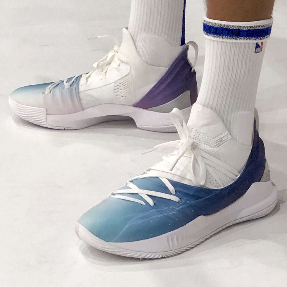 Yeezy, Jordan, OFF-White và những mẫu giày đỉnh nhất của ngày NBA Media Day 2018 - Ảnh 3.