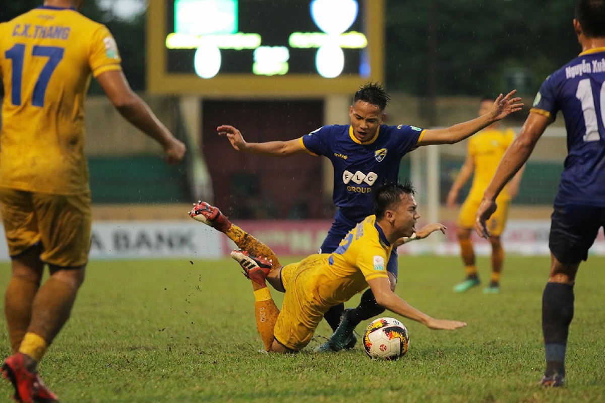 SLNA gục ngã trước FLC Thanh Hóa, xa dần giấc mơ Top 3 V.League 2018 - Ảnh 3.