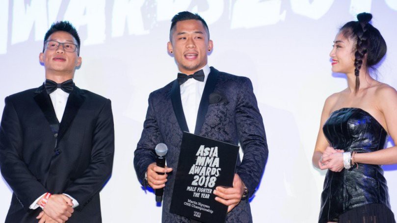 HLV: Martin Nguyễn đã lên nhận giải võ sĩ MMA Châu Á của năm với cái chân sưng vù - Ảnh 5.