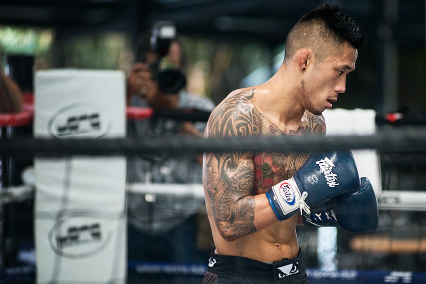 HLV: Martin Nguyễn đã lên nhận giải võ sĩ MMA Châu Á của năm với cái chân sưng vù - Ảnh 1.