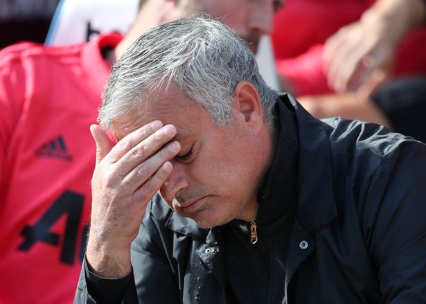 Không cùng toàn đội trở về Manchester, rộ tin đồn Jose Mourinho sắp bị sa thải - Ảnh 7.