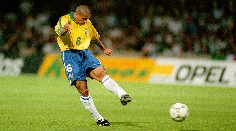 Choáng váng với những siêu phẩm sút phạt của Roberto Carlos ở tuổi... U40 - Ảnh 2.