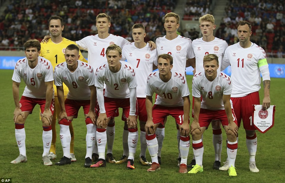 Từng lọt vào vòng 1/8 World Cup, Đan Mạch dùng nhân viên bán hàng, sinh viên, cầu thủ Futsal và... thua thảm - Ảnh 1.