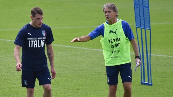 HLV Roberto Mancini ra mắt ở ĐT Italia với bùa may mang theo 17 năm qua - Ảnh 1.