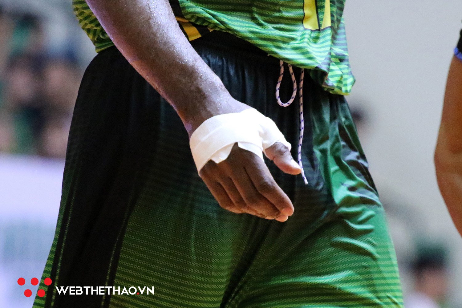 DeAngelo Hamilton bị rách sâu ở bàn tay, nén đau để toả sáng cho Cantho Catfish tại Game 2 VBA Finals - Ảnh 1.