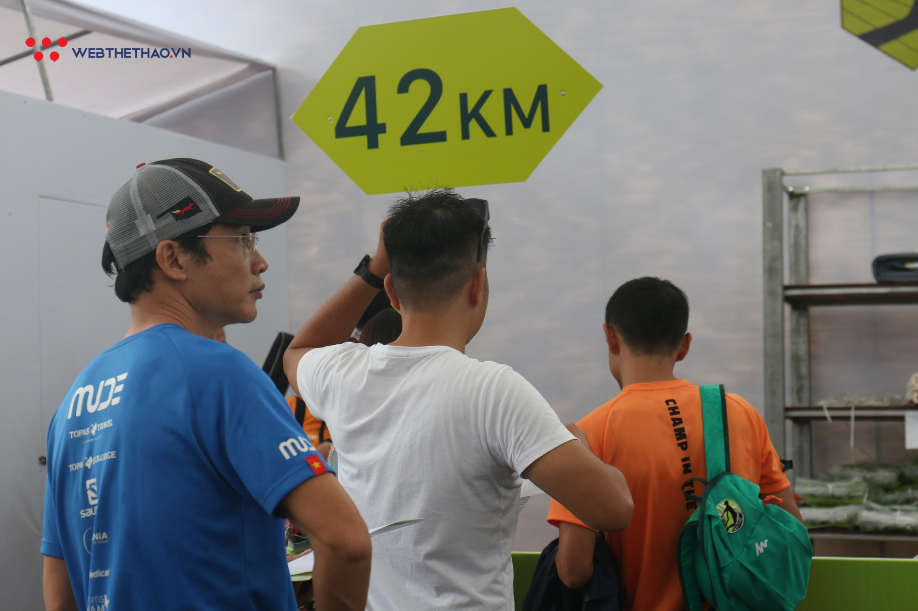 VĐV thích thú đội mưa nhận race kit Tràng An Marathon - Ảnh 6.