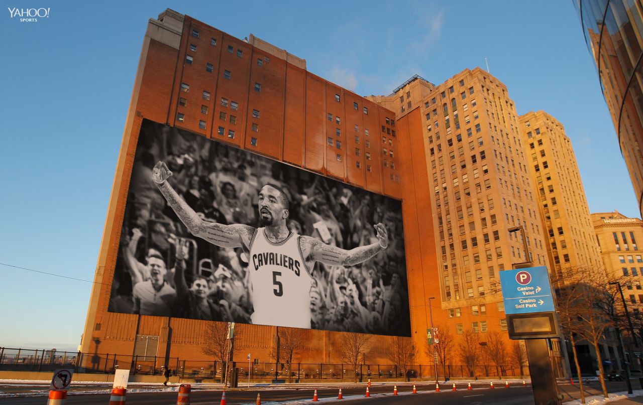 Cleveland thay thế banner khổng lồ LeBron James bằng bức hình kì quái? - Ảnh 2.