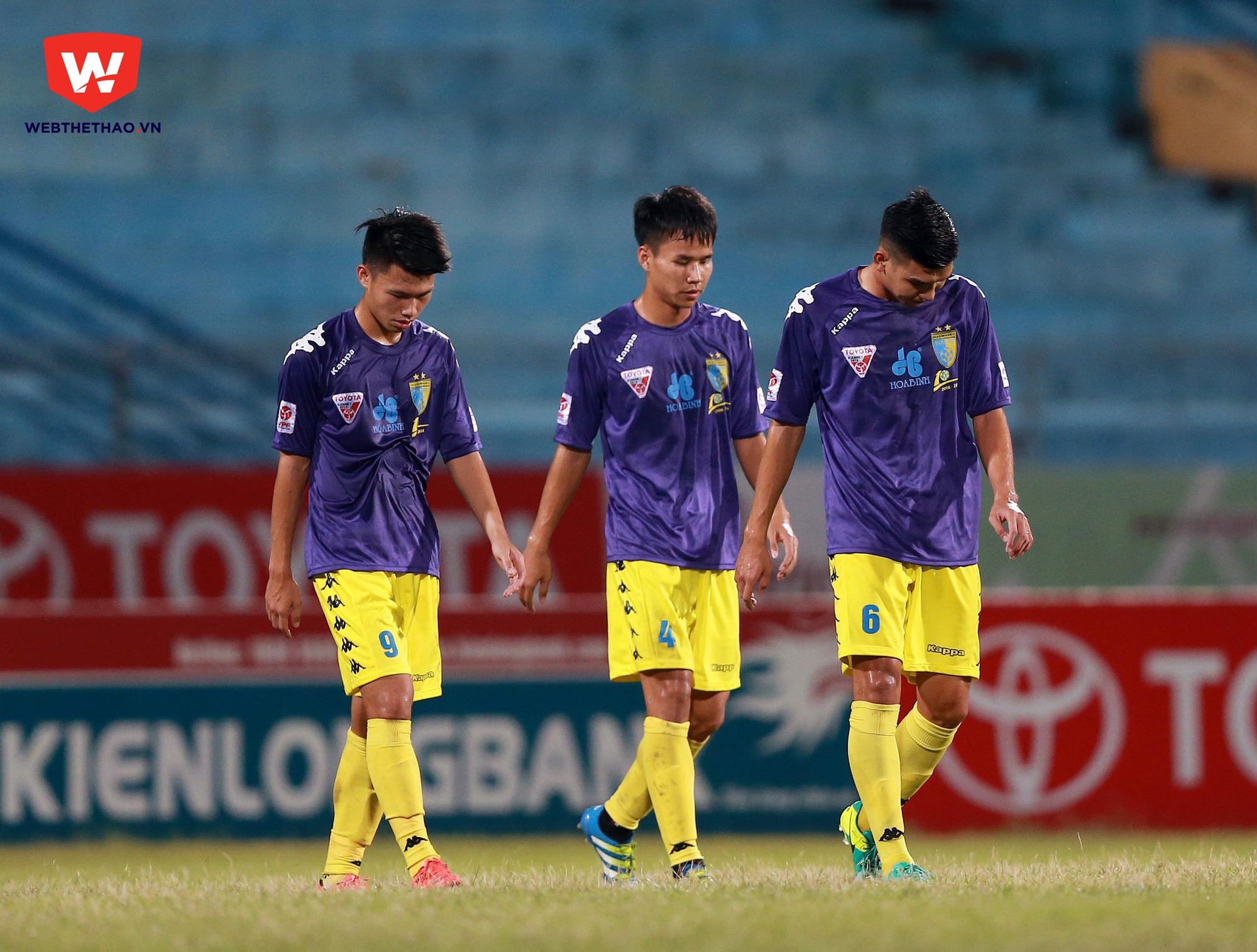 Những cầu thủ trẻ của Hà Nội T&T chưa đủ sức cáng đáng đội bóng trong thời điểm khó khăn. Ảnh:  Hải Đăng.