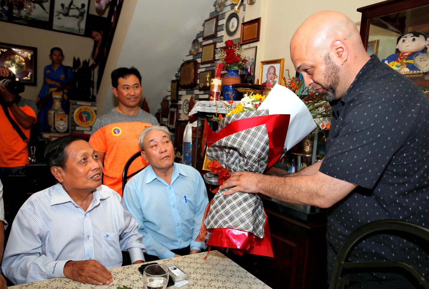 Võ sư Pierre Flores (phải) đến thăm Chánh chưởng quản môn phái Vovinam