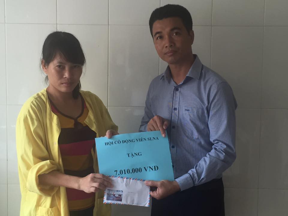 MV Corp và fan SLNA trao quà từ thiện cho anh Trần Danh Tuyên