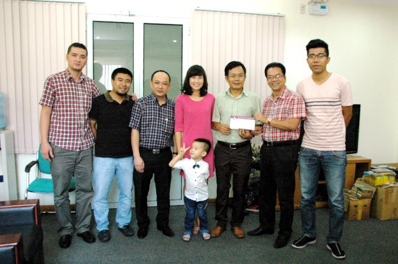NSƯT Trần Nhượng và các lãnh đạo FC Ngôi Sao trao quà cho Quỹ Trò nghèo vùng cao